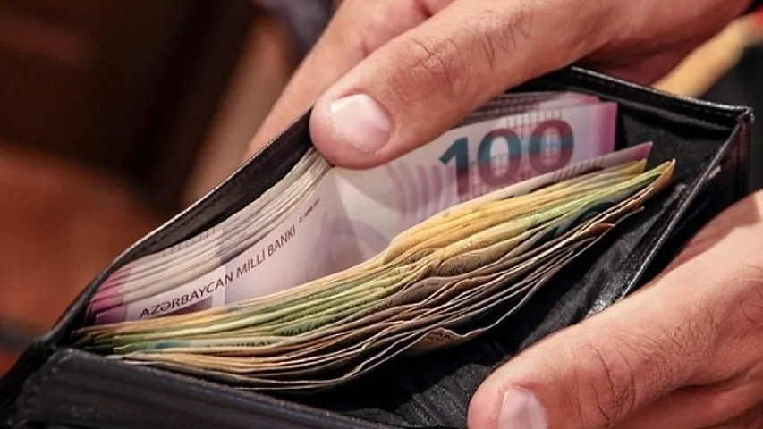  За год 100 манат сократились в цене примерно на 5,70 манат