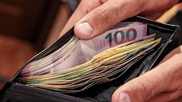  За год 100 манат сократились в цене примерно на 5,70 манат