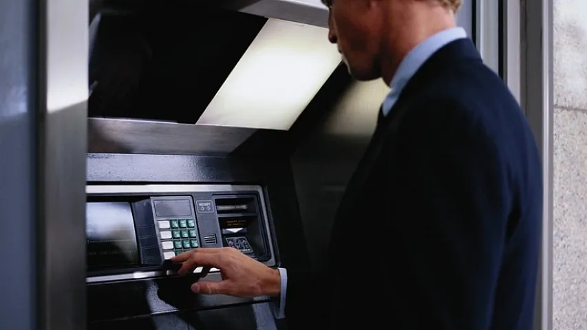 Azərbaycanda hər bankomata düşən orta əhalinin sayı 6,45% azalıb