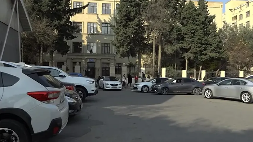 "Dərsdə oturduğumuz yerdə hər gün cərimələr gəlir" - Müəllimlərdən parkinq barədə ŞİKAYƏT