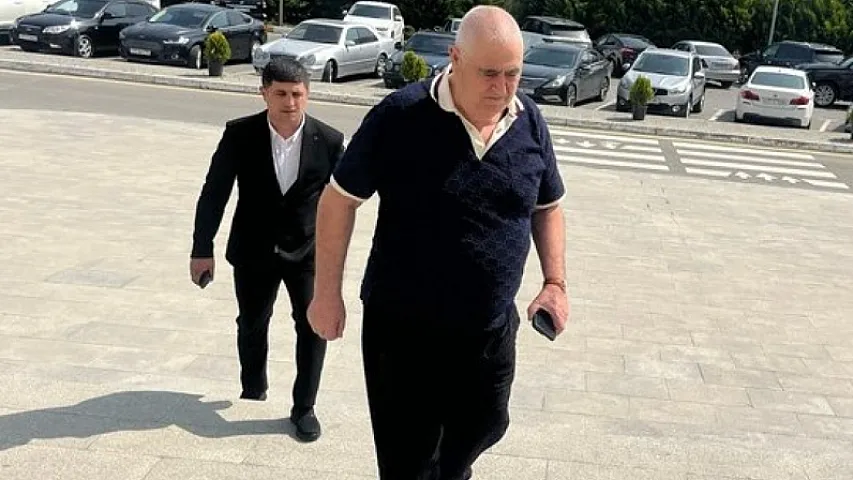 Şərurlu İsfəndiyar "dələduz" sözünə görə bəraət aldı