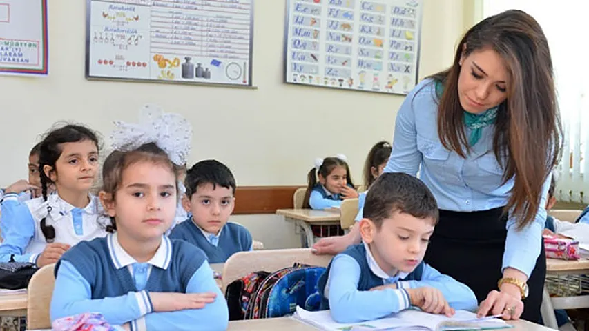 Bakıda müəllimlər 1088 manat maaş alırlar 
