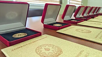 В 2025 году 52 выпускника школ Баку получили золотые и серебряные медали