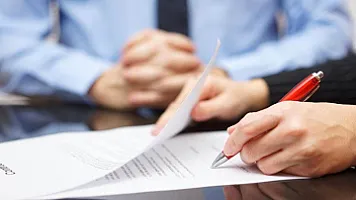 Может ли работодатель уволить заболевшего работника: разъяснение Трудового кодекса