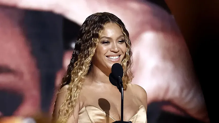 Məşhur müğənni milyarder oldu 