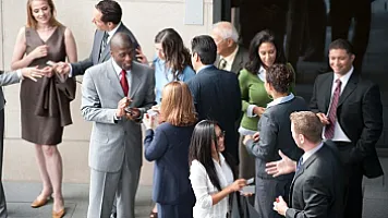 "Связи — это не статус": почему широкий круг знакомств не всегда приносит пользу