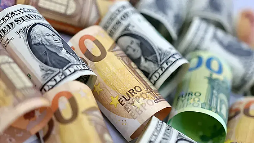 Лира и евро снизились, доллар сохранил стабильность