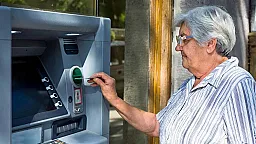 Выплата пенсий откладывается: названа новая дата начисления за январь