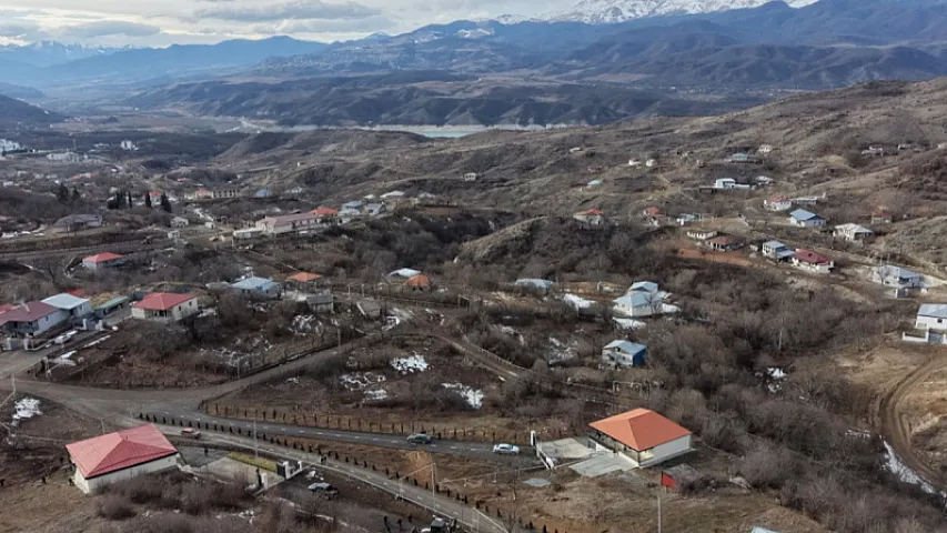 İlham Əliyev Ağdərənin Heyvalı kəndində görülmüş işlərlə tanış olub