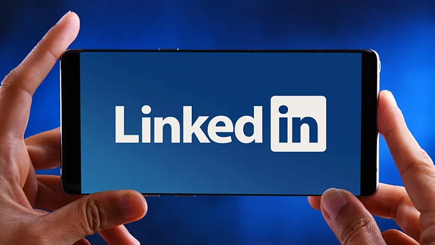 “LinkedIn” profilində süni intellekt ilə maraqlandığını qeyd et