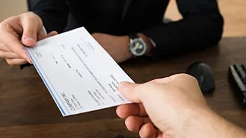 Работодатель пытается взыскать с сотрудника штраф: как суды решают споры?