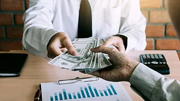 Как богатые зарабатывают на долгах и избегают налогов