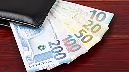 В каких сферах зарплаты превышают 1000 манатов