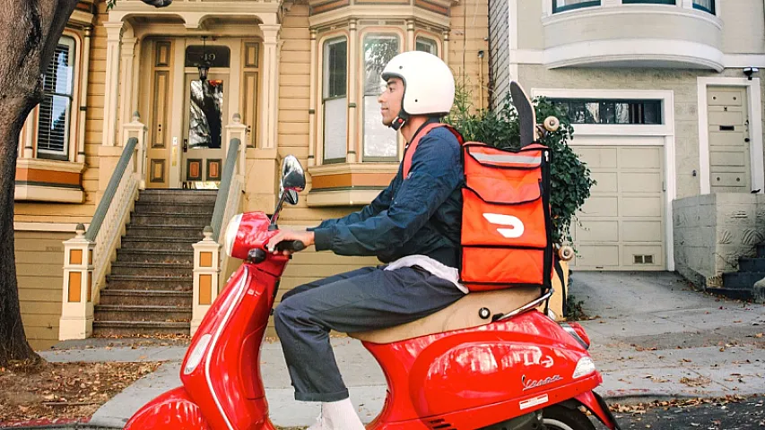 Bu yemək çatdırılma nəhəngi əməkdaşlarına yüksək maaşlar ödəyir