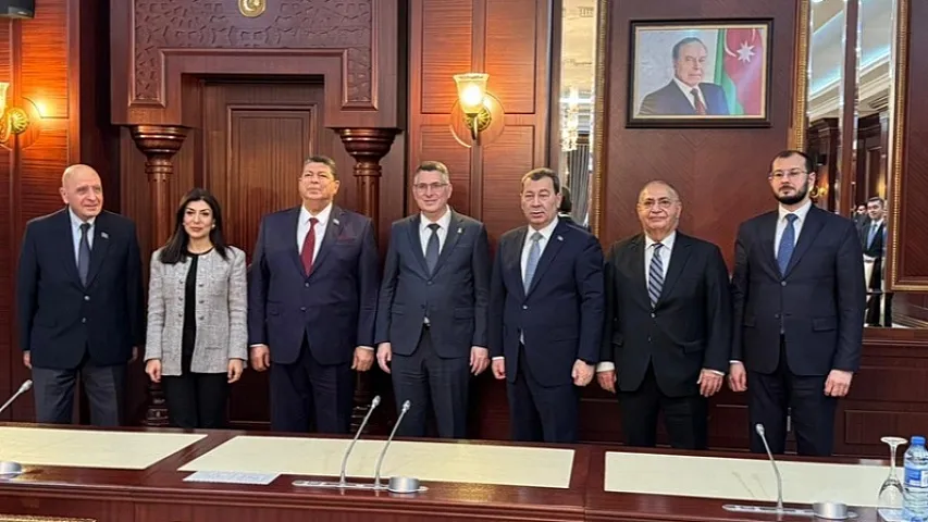 İsrailin xarici işlər naziri Milli Məclisin deputatları ilə görüşüb