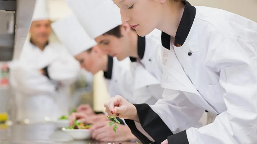 Şəxsi aşpaza 500 min dollar maaş