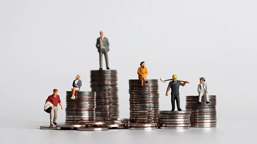 4 il universitet oxuyanla ustanın qazancı eyni olmalıdır?