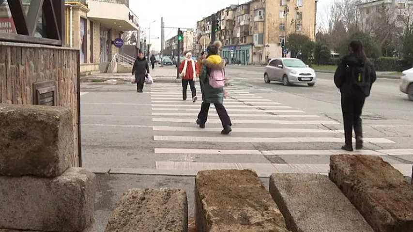 "Öz kardeşlər" Bakıda piyada keçidini zəbt etdi 