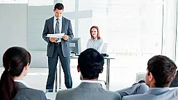 "Şirkət maaşları azaltmaqla qənaət edəcəksə, birinci rəhbərliyin maaşı ilə başlamalıdır"