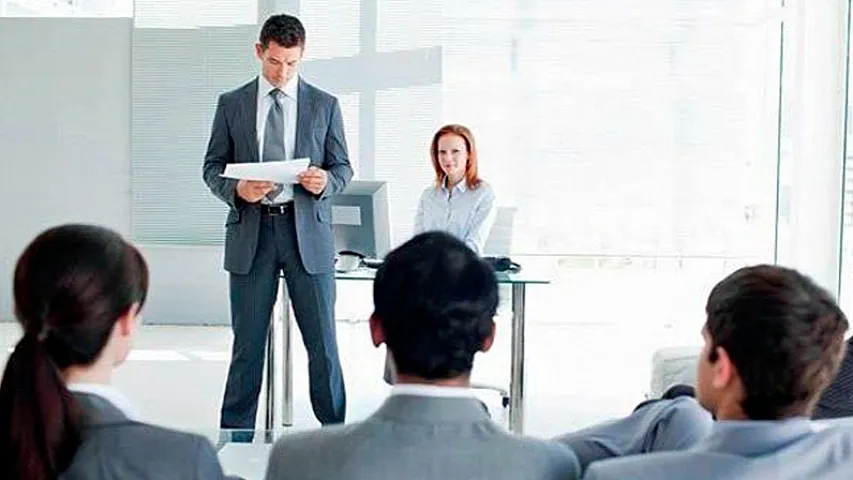 "Şirkət maaşları azaltmaqla qənaət edəcəksə, birinci rəhbərliyin maaşı ilə başlamalıdır"