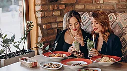 Çöldə yemək yeyərkən maaşınızı israf edən 5 pis vərdiş