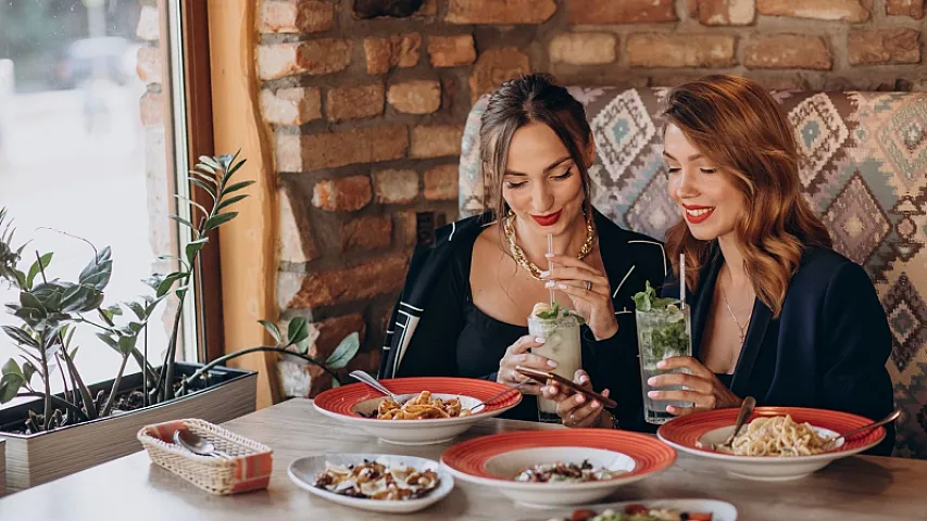 Çöldə yemək yeyərkən maaşınızı israf edən 5 pis vərdiş