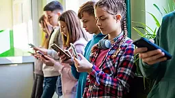 Sosial media nəhənglərinə qarşı tarixi iddia: Uşaqlar üçün "asılılıq maşını"