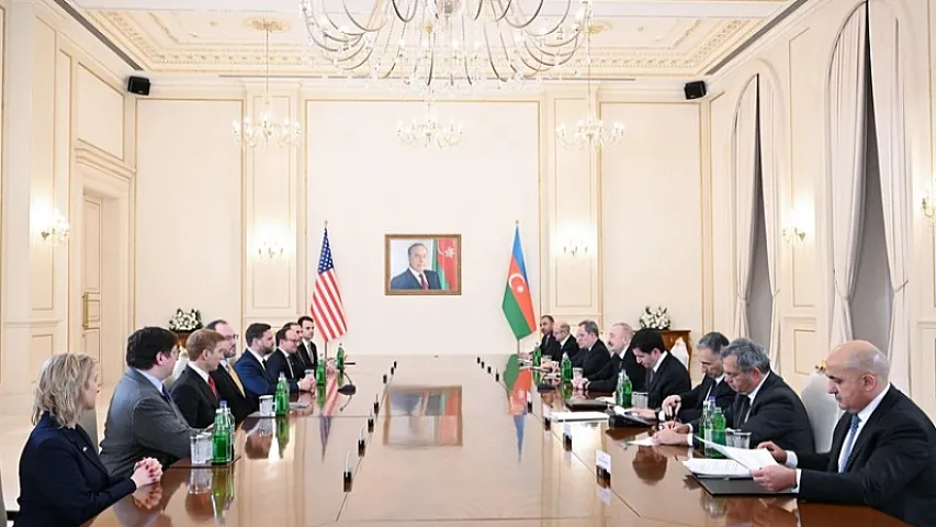 İlham Əliyevlə Cey Di Vens arasında geniştərkibli görüş başa çatıb