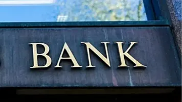 Xarici valyutada maliyyə institutlarına verilən kreditlər 6.9 milyon manat azalıb