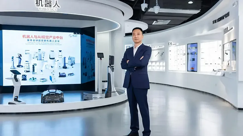 Çinli mühəndis robot “gözləri” ilə milyarder oldu