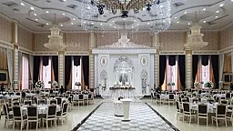 Sabiq məmur daha bir şadlıq sarayını aldı