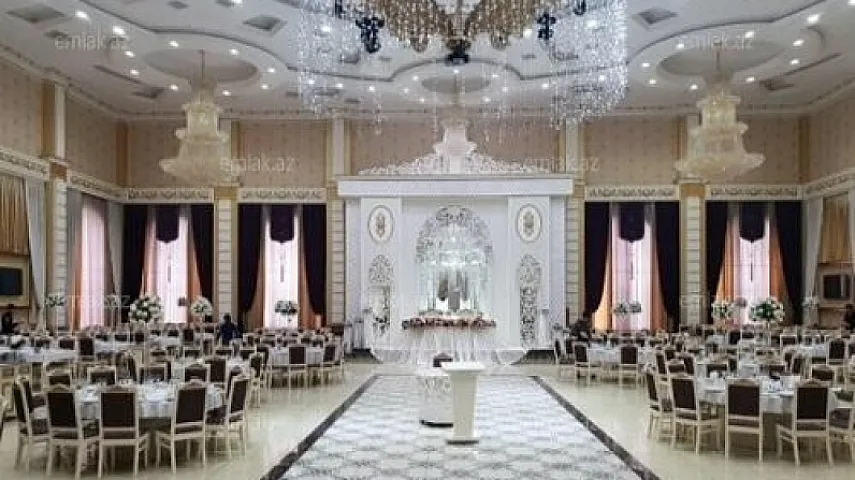 Sabiq məmur daha bir şadlıq sarayını aldı