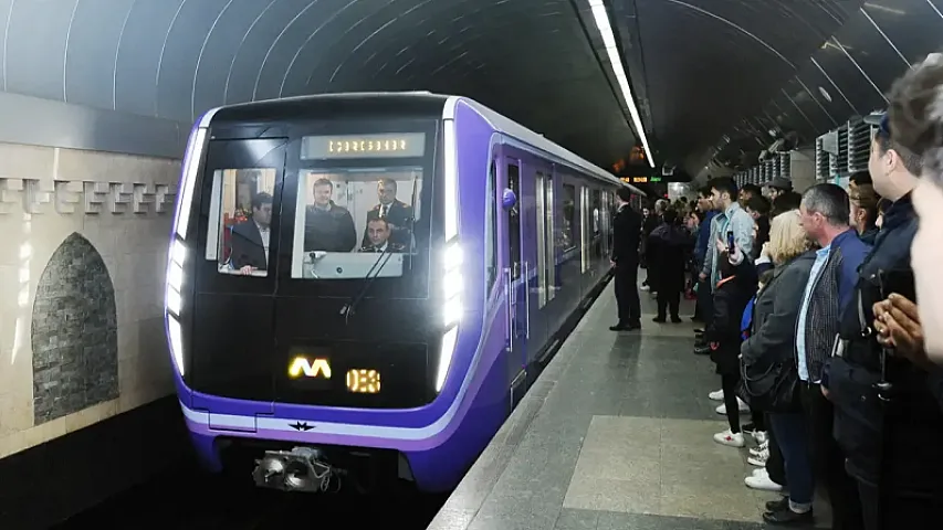Metroda gecikmə: Qatarlar stansiyada qalıb