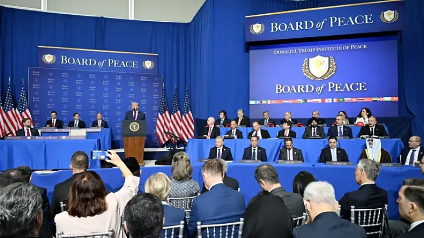 Donald Tramp Sülh Şurasının yekun qətnaməsini imzalayıb