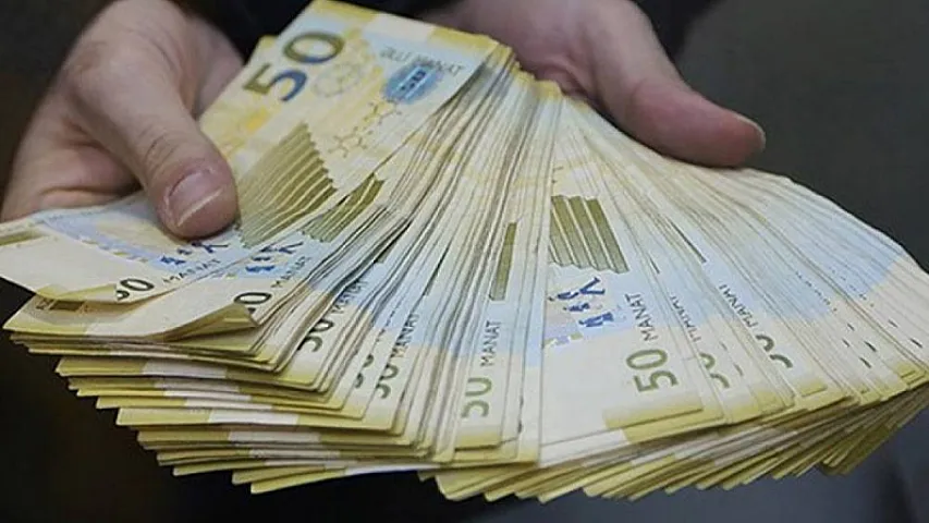 Banklardan kənarda olan nağd pul kütləsi 2 milyard manatdan çox artıb