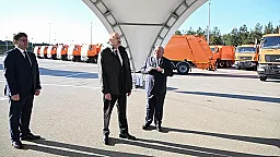 İlham Əliyev Bakıda məişət tullantıları daşıyan texnikalarla tanış olub