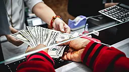 Банковский эксперт: банки зарабатывают на депозитах больше, чем клиенты