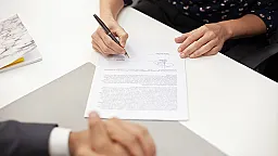 Если должник покидает страну, может ли банк потребовать долг с поручителя? 