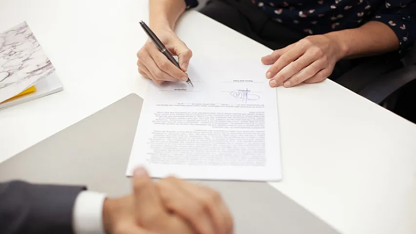 Borclu ölkəni tərk edərsə, bank borcu zamindən tələb edə bilərmi?