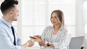 Компании почему повышают зарплату работнику, желающему уволиться?