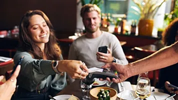 Hansı bankın kartı ilə restoranda yemək daha sərfəlidir?