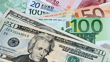 Курс доллара стабилен, евро и рубль подешевели 