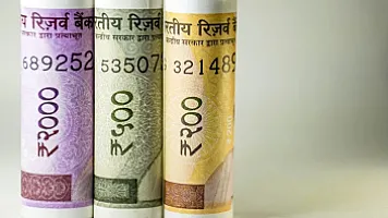 Индийская рупия обновила антирекорд на фоне напряженности на Ближнем Востоке