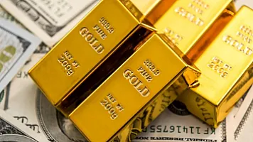  Фьючерсы на золото в апреле снизились ниже 4400 долларов впервые с января 