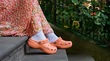 "Çirkin" adlandırılan "Crocs" necə trendə çevrildi?