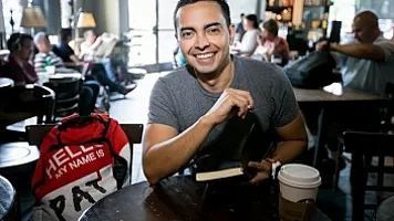 İşdən çıxarıldıqdan sonra öz onlayn biznesini qurdu