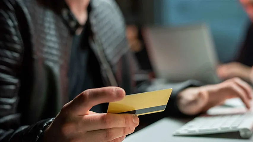 Bank işçisi vətəndaşın əmanətini necə oğurlayıb, dəymiş ziyanı kim ödəyəcək? (ŞƏRH)