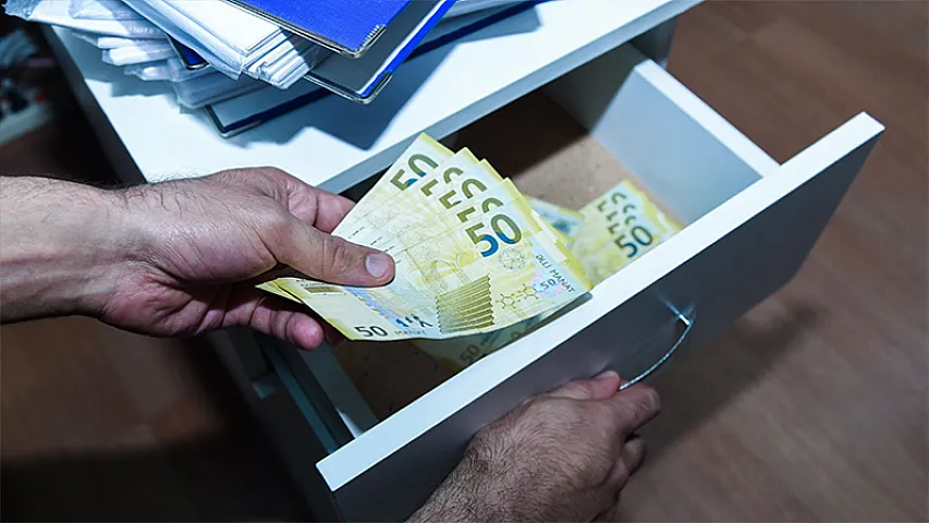 Rüşvət alan işçiylə bağlı görülməli tədbirlər - 55 manata qədər məbləğ rüşvət sayılmır?