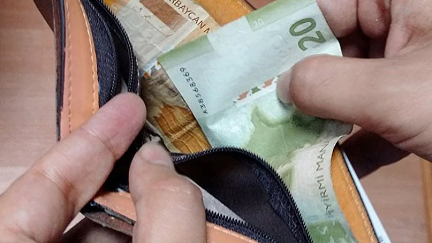 20 manat borc verə bilərsən? - Yox da demək olmur, geri istəmək də