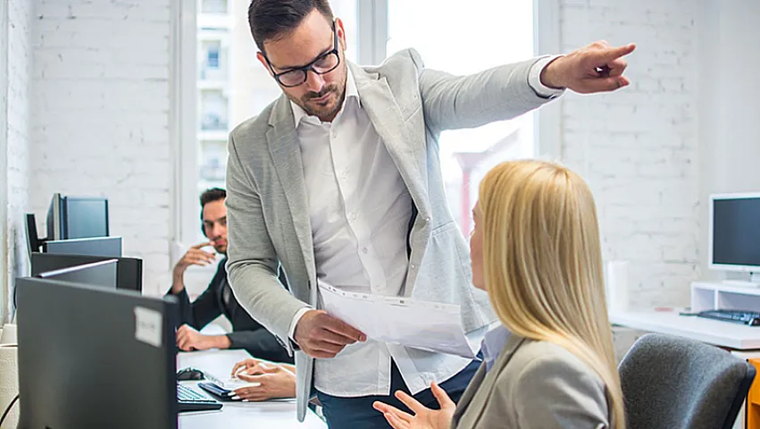 İş vaxtında başqa şirkət üçün işləyən işçi dərhal çıxarıla bilərmi?